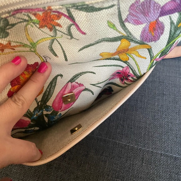 Gucci perforated floral print canvas oversized messenger crossbody - Picture 9 of 17